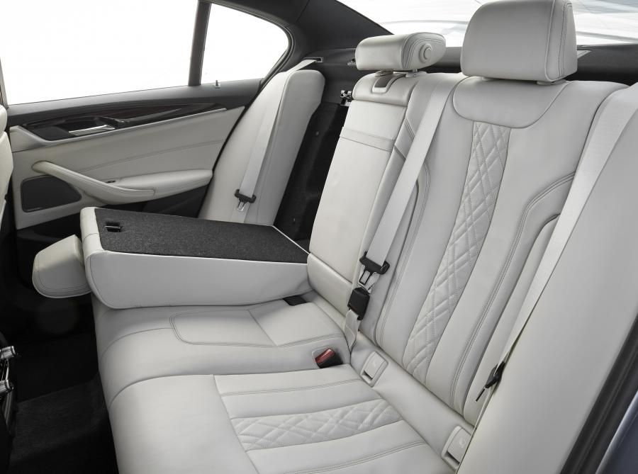 Интерьер BMW 540i Sedan M Sport 2017 года  (WW) (фото 77 из 98)